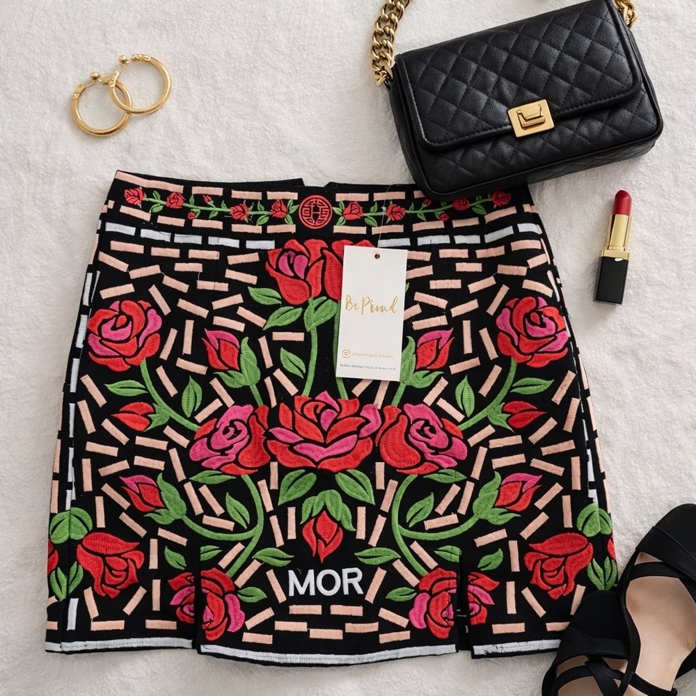 NWT Herencia Collection Heavy Embroydery Lined Colorful Mini Skirt. Size Small